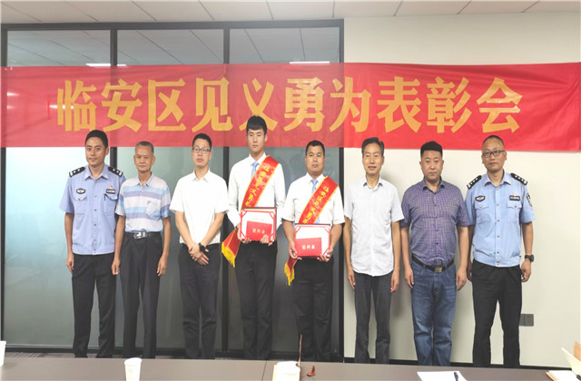 新华网报道，纵身一跃的人生就是博人帅呆了！