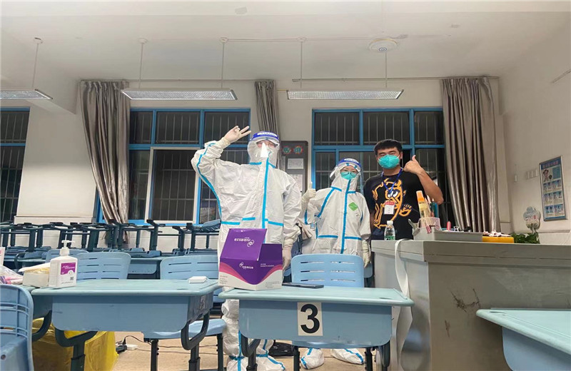 2021年7月29日,人生就是博三建南京融创G86项目部积极响应政府号召，第一时间组织志愿服务团队奔赴月苑路第一小学监测点  ，承担起核酸检测流程引导、秩序维护、人员信息采集登记工作。