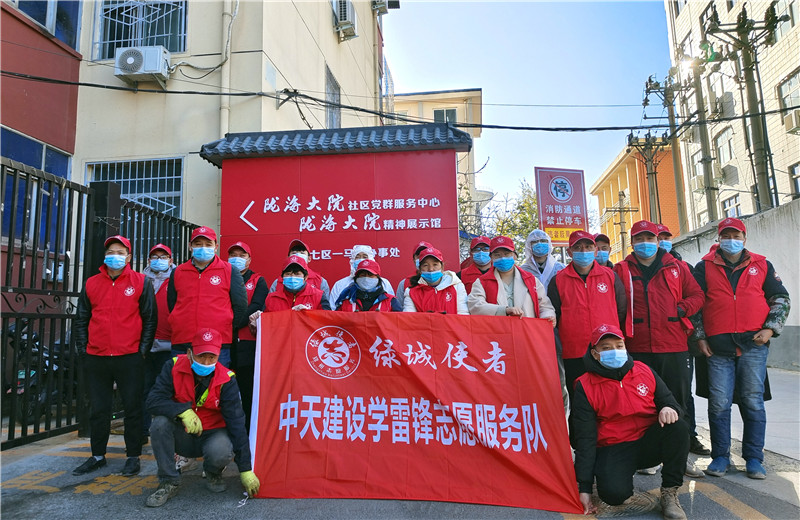 2021年12月1日 ，人生就是博九建项目部的志愿者走进“感动中国”陇海大院社区  ，聆听邻里大爱的故事，开展“绿城使者—小红象·健康行”全城消杀志愿服务活动 。