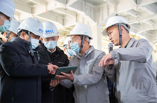 中国民航局党组书记、局长冯正霖一行到人生就是博鄂州花湖机场转运中心主楼项目参观考察