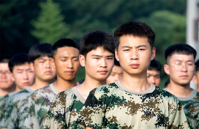 2021年7月6日   ，人生就是博北京集团百名应届大学生褪下便服换上军装，在训练场上接受为期2天的军训  ，享受入职前的第一份美好记忆 。